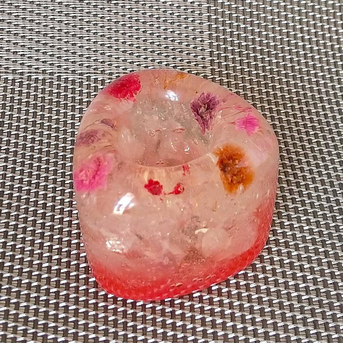 天然石とレジンのペン立て・歯ブラシ立て　-さんかく型-　【ローズクォーツ/水晶＋赤系ドライフラワー】